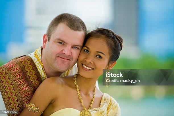 Kaukasischen Und Asiatischen Paar Stockfoto und mehr Bilder von Hochzeit - Hochzeit, Multikulturelle Gruppe, Asiatische Kultur