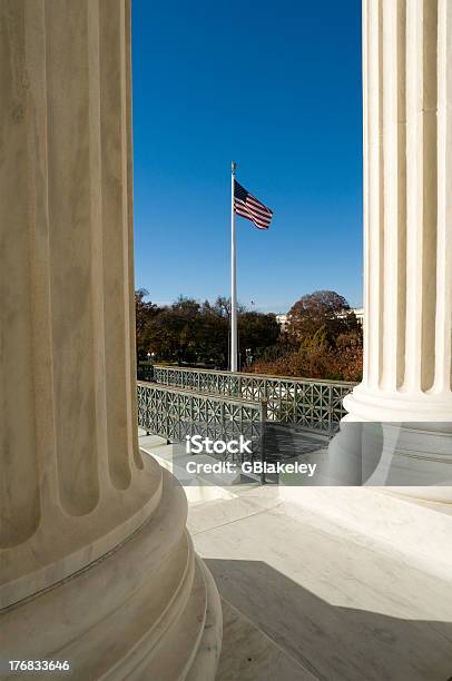 El Tribunal Supremo Bandera Foto de stock y más banco de imágenes de Bandera - Bandera, Washington DC, Arquitectura