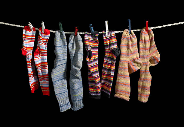 cuerda de tender la ropa y sox - sock wool multi colored isolated fotografías e imágenes de stock