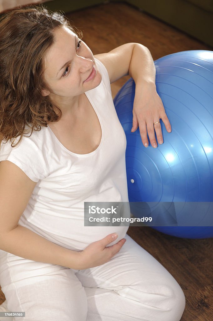 Schwangere Frau mit ball - Lizenzfrei Bauch Stock-Foto