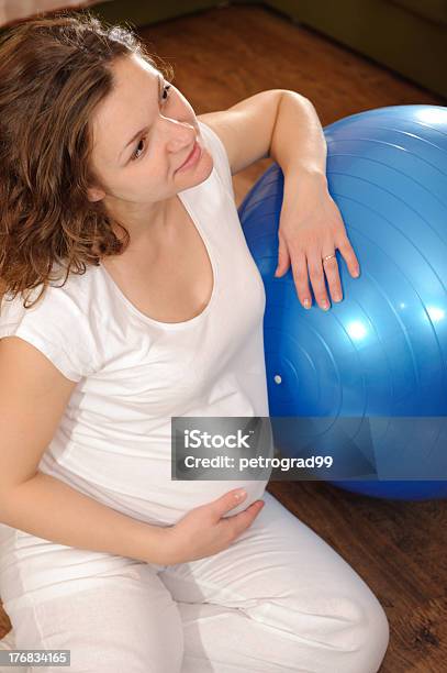 Schwangere Frau Mit Ball Stockfoto und mehr Bilder von Bauch - Bauch, Betrachtung, Blau