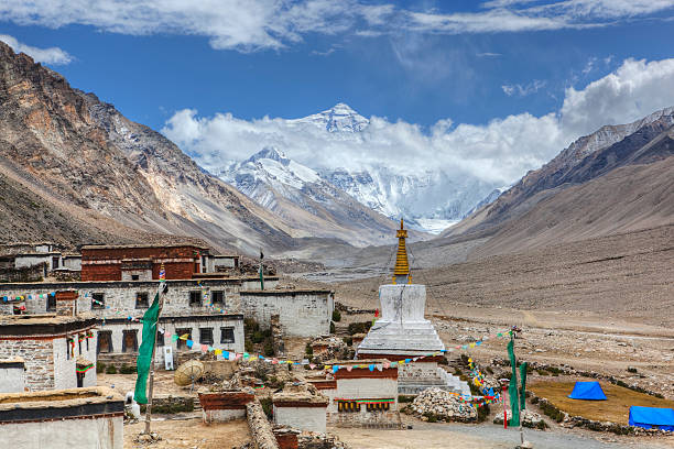 el tíbet: monasterio de rongbuk al pie del monte everest - tibet tibetan buddhism buddhism color image fotografías e imágenes de stock