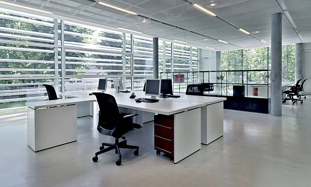 immeuble de bureaux avec plusieurs postes de travail - office furniture photos et images de collection