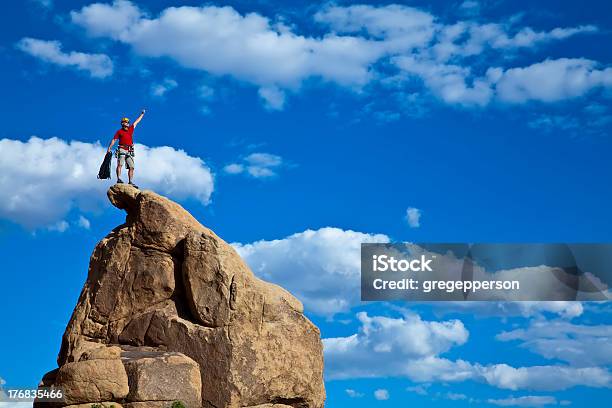 Photo libre de droit de Grimpeur Au Sommet banque d'images et plus d'images libres de droit de Activité de loisirs - Activité de loisirs, Aiguille rocheuse, Au bord de