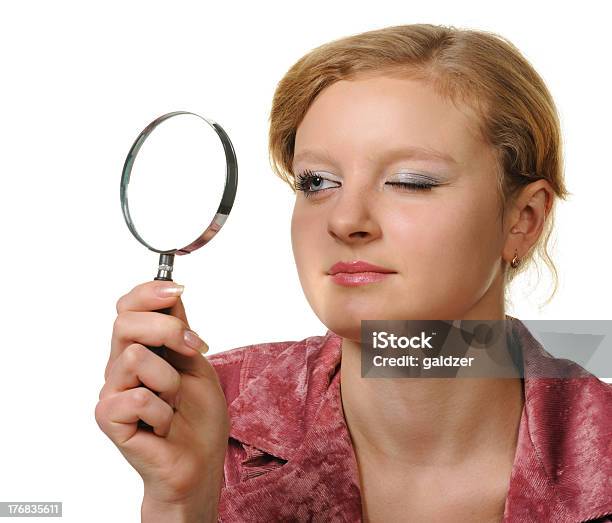 Das Mädchen Mit Einer Lupe Stockfoto und mehr Bilder von Analysieren - Analysieren, Argwohn, Attraktive Frau