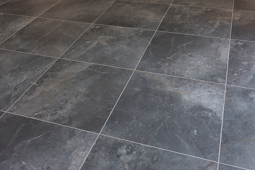 Symbolic image: Newly laid floor tiles in the living room