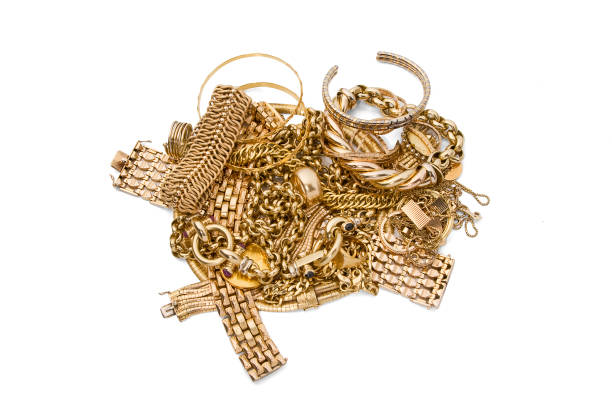 pila de joyas de oro con trazado de recorte - brooch gold jewelry old fashioned fotografías e imágenes de stock