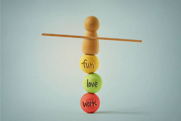 pedina di legno in equilibrio su perline con la scritta divertimento, amore e lavoro - concetto di equilibrio tra lavoro, amore e divertimento - fun time foto e immagini stock
