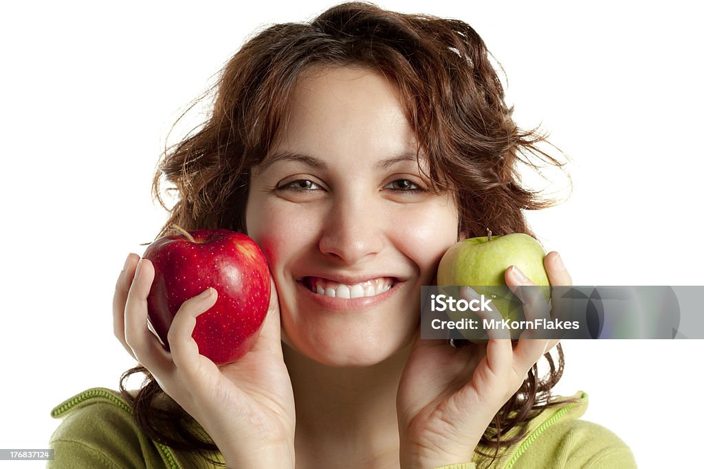 Donna sorridente con mele verdi e rossi - Foto stock royalty-free di 20-24 anni