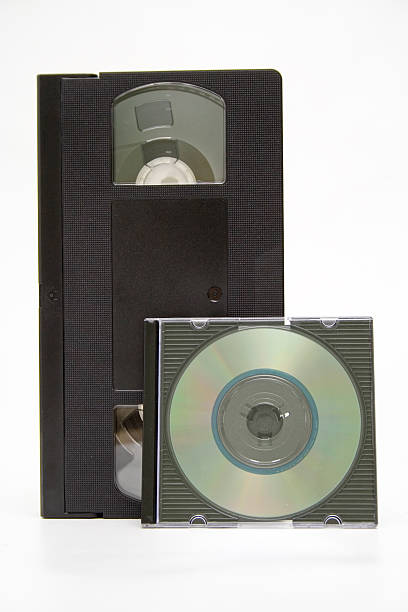 płyt cd i kaset vhs na białym tle - rerecording zdjęcia i obrazy z banku zdjęć