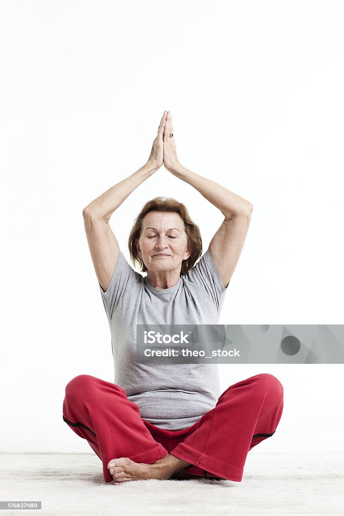 Aktive senior in yoga-position - Lizenzfrei Yoga Stock-Foto