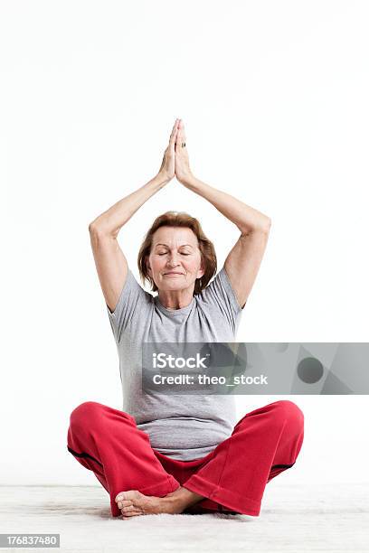 Aktive Senior In Yogaposition Stockfoto und mehr Bilder von Yoga - Yoga, Freisteller – Neutraler Hintergrund, Großmutter