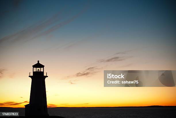 Peggy S Cove Farol À Noite - Fotografias de stock e mais imagens de Anoitecer - Anoitecer, Ao Ar Livre, Azul