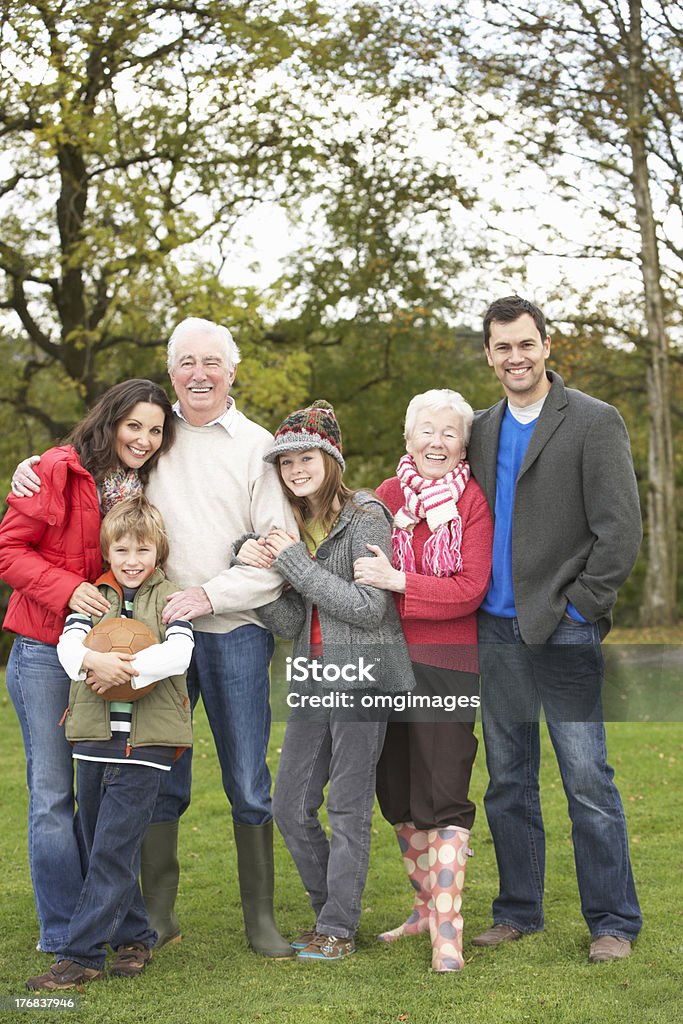 Grupo de família estendida na caminhada através da zona rural - Foto de stock de 12-13 Anos royalty-free