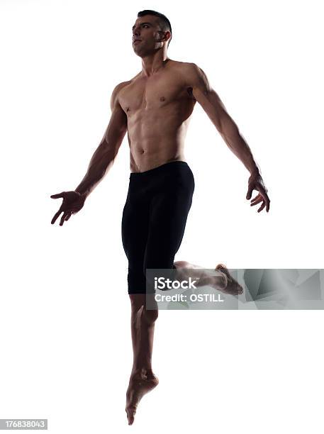 Retrato De Homem De Ginástica Saltar Mid Posição - Fotografias de stock e mais imagens de Flutuar no Ar - Flutuar no Ar, Bailarina de Ballet, Adulto