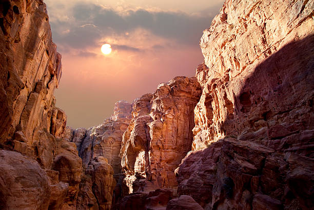 sole sul canyon - wadi rum foto e immagini stock
