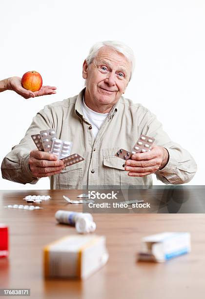 Senior Mit Tabletten Und Obst Stockfoto und mehr Bilder von 70-79 Jahre - 70-79 Jahre, Abhängigkeit, Aktiver Senior