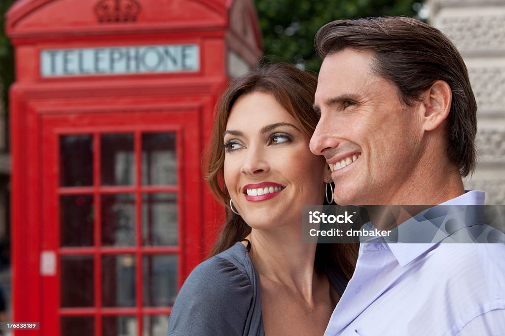 Casal mulher homem & em Londres com caixa de telefone vermelho - Royalty-free 40-49 Anos Foto de stock