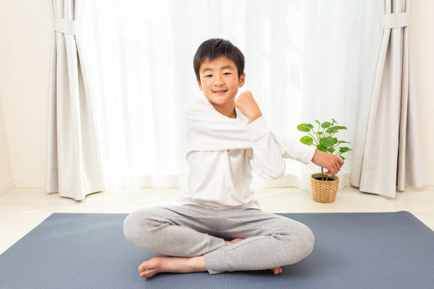 un ragazzo che fa stretching. - teenager 14 15 years 13 14 years cheerful foto e immagini stock