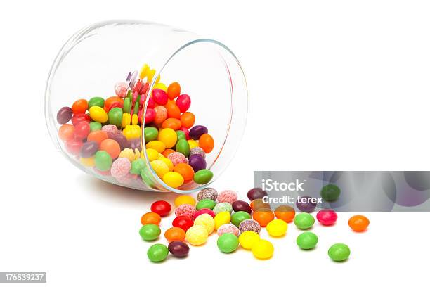 Candy W Szklanym Słoju - zdjęcia stockowe i więcej obrazów Bez ludzi - Bez ludzi, Białe tło, Cukierek