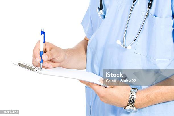 Lekarz Pisanie - zdjęcia stockowe i więcej obrazów Badanie lekarskie - Badanie lekarskie, Białe tło, Clipboard