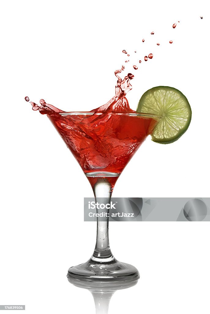 Rouge cocktail avec tranches de citron vert sur fond blanc - Photo de Éclabousser libre de droits