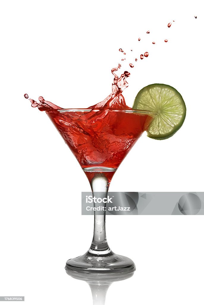 cocktail com fatia de Lima vermelho sobre fundo branco - Royalty-free Chapinhar Foto de stock