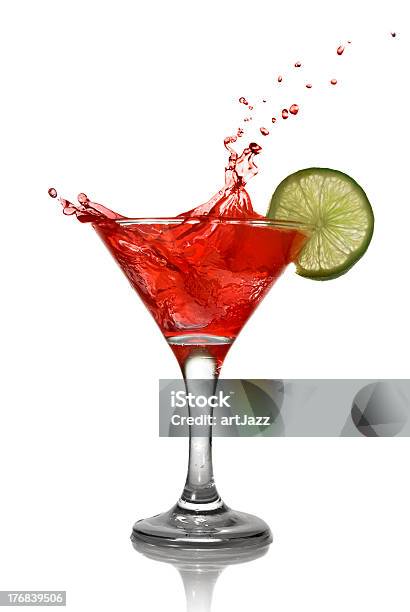 Cocktail Com Fatia De Lima Vermelho Sobre Fundo Branco - Fotografias de stock e mais imagens de Chapinhar