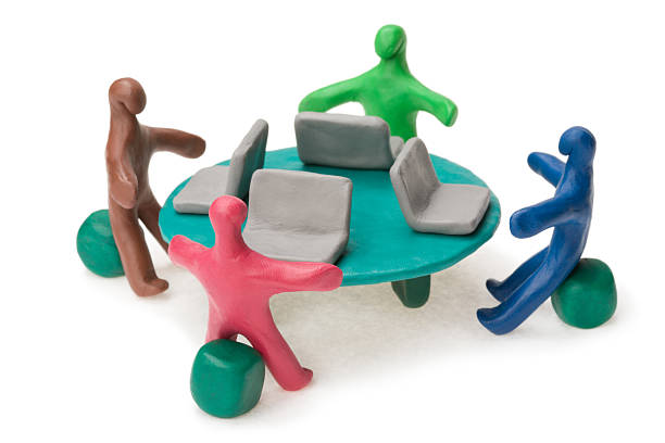 mesa redonda para negócios - childs play clay small men team imagens e fotografias de stock