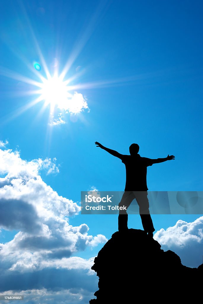 Homme au sommet de la montagne - Photo de Performance libre de droits