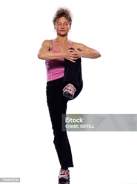 Una Donna Stretching Esercizio Allenamento Fitness Postura - Fotografie stock e altre immagini di Su una gamba