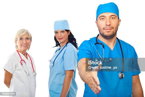 Foto de Equipe Médica Pessoas Aperto De Mão e mais fotos de stock de Adulto - Adulto, Atitude, Azul