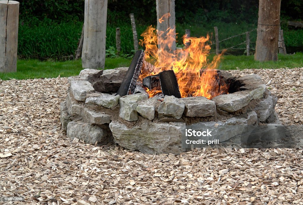 Kamin im Freien - Lizenzfrei Feuerstelle Stock-Foto