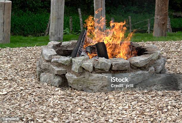Foto de Lareira Ao Ar Livre e mais fotos de stock de Buraco de fogueira - Buraco de fogueira, Pedra - Material de Construção, Calor