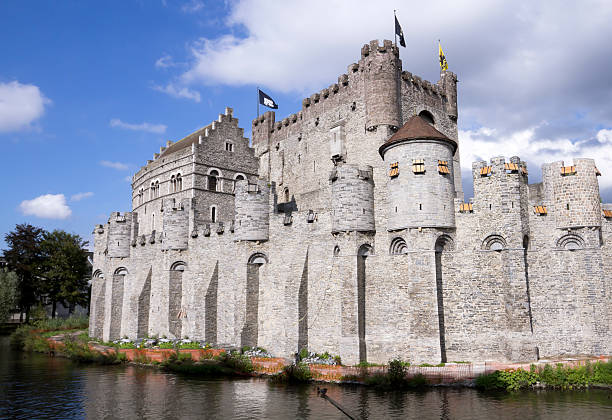 castelo gravensteen em ghent, bélgica - castle gravensteen imagens e fotografias de stock