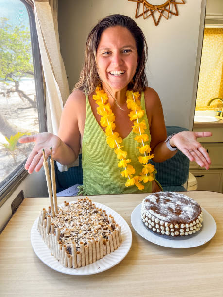 szczęśliwa młoda kobieta w swoim kamperze z tortami urodzinowymi - crc 32 zdjęcia i obrazy z banku zdjęć
