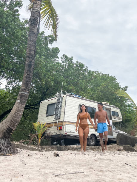 wielorasowa para biwakująca przy plaży w kostaryce - crc 32 zdjęcia i obrazy z banku zdjęć