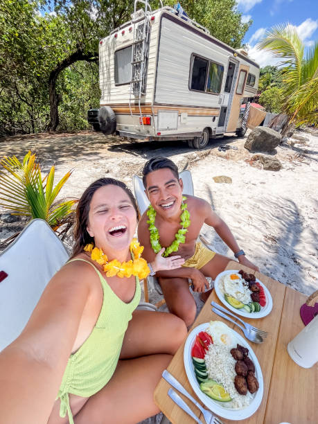 wielorasowa para biwakująca przy plaży w kostaryce, mają słońce na urodziny - crc 32 zdjęcia i obrazy z banku zdjęć