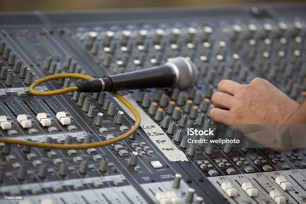 Mezclador de Audio con mano y micrófono - Foto de stock de Acontecimiento libre de derechos