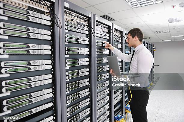 Junge Engeneer Im Rechenzentrum Serverraum Stockfoto und mehr Bilder von Serverraum - Serverraum, Netzwerkserver, Menschen