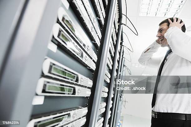 시스템 장애 상황을 네트워크 서버 객실 네트워크 서버에 대한 스톡 사진 및 기타 이미지 - 네트워크 서버, 문제, 실패