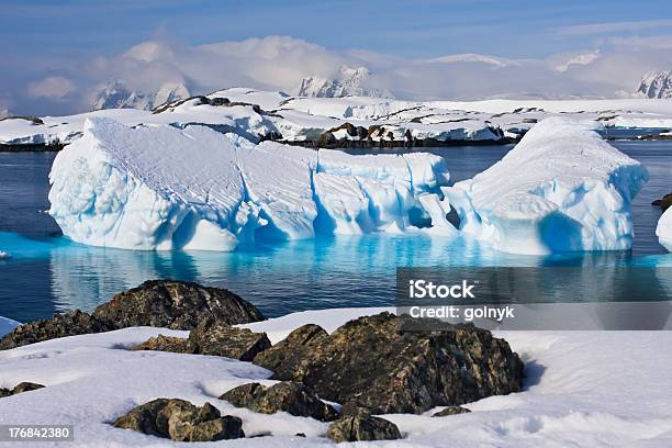 Große Eisberg In Der Antarktis Stockfoto und mehr Bilder von Antarktis - Antarktis, Auf dem Wasser treiben, Bildkomposition und Technik