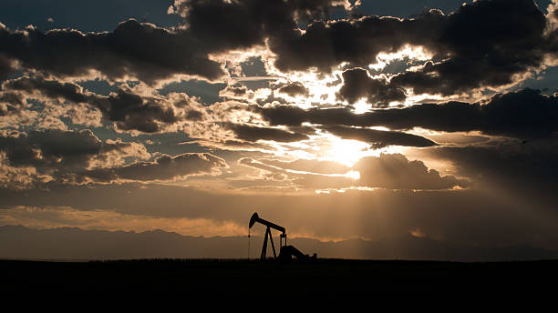 pumpjack - oil pump oil industry prairie field foto e immagini stock