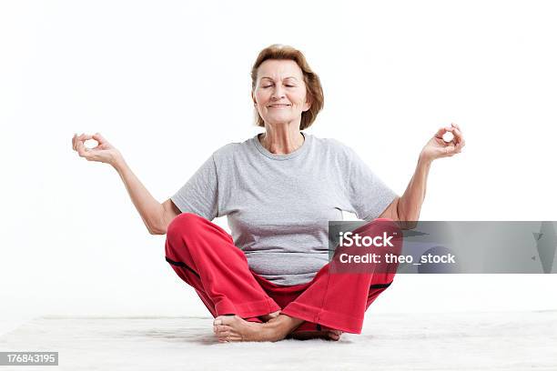 Entspannen Im Yogaposition Stockfoto und mehr Bilder von Frauen - Frauen, Alter Erwachsener, Freisteller – Neutraler Hintergrund