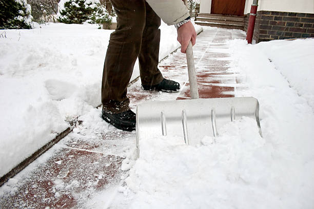 mann b. beim schneeschaufeln im weg - snow digging horizontal people stock-fotos und bilder