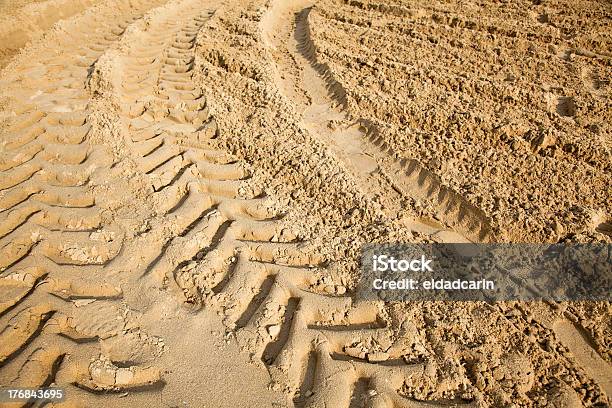 Reifen Spuren Im Sand Stockfoto und mehr Bilder von Bildhintergrund - Bildhintergrund, Bildschärfe, Erdreich