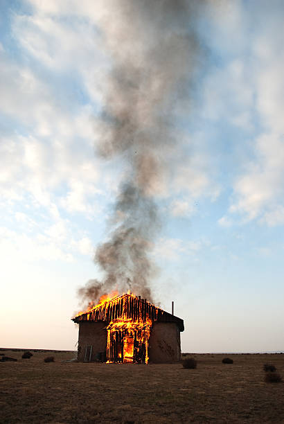 fuego en una abandonada house - choza fotografías e imágenes de stock