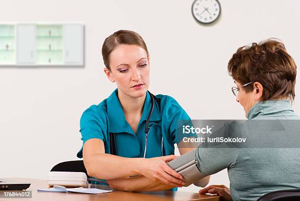Ciśnienie Krwi Starsza Kobieta - zdjęcia stockowe i więcej obrazów Badanie lekarskie - Badanie lekarskie, Choroba, Clipboard