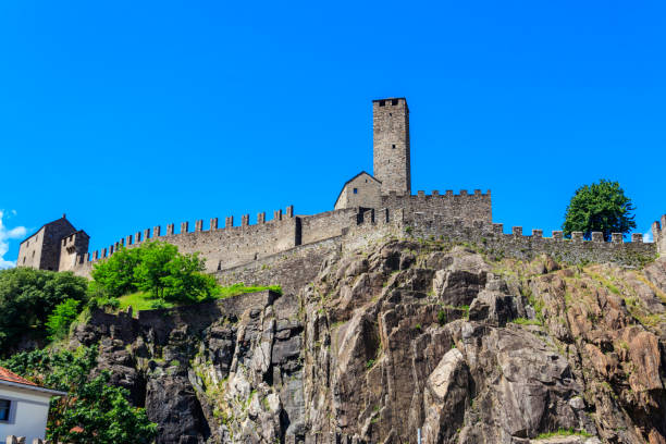 zamek castelgrande w bellinzonie, szwajcaria. światowe dziedzictwo unesco - castel zdjęcia i obrazy z banku zdjęć