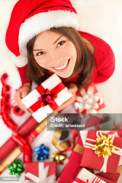 クリスマスギフトカード女性包装は - 1人のストックフォトや画像を多数ご用意 - 1人, 20-24歳, 20代